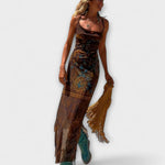 Braunes Midikleid mit Cowl-Ausschnitt und goldenen Fransen am Saum