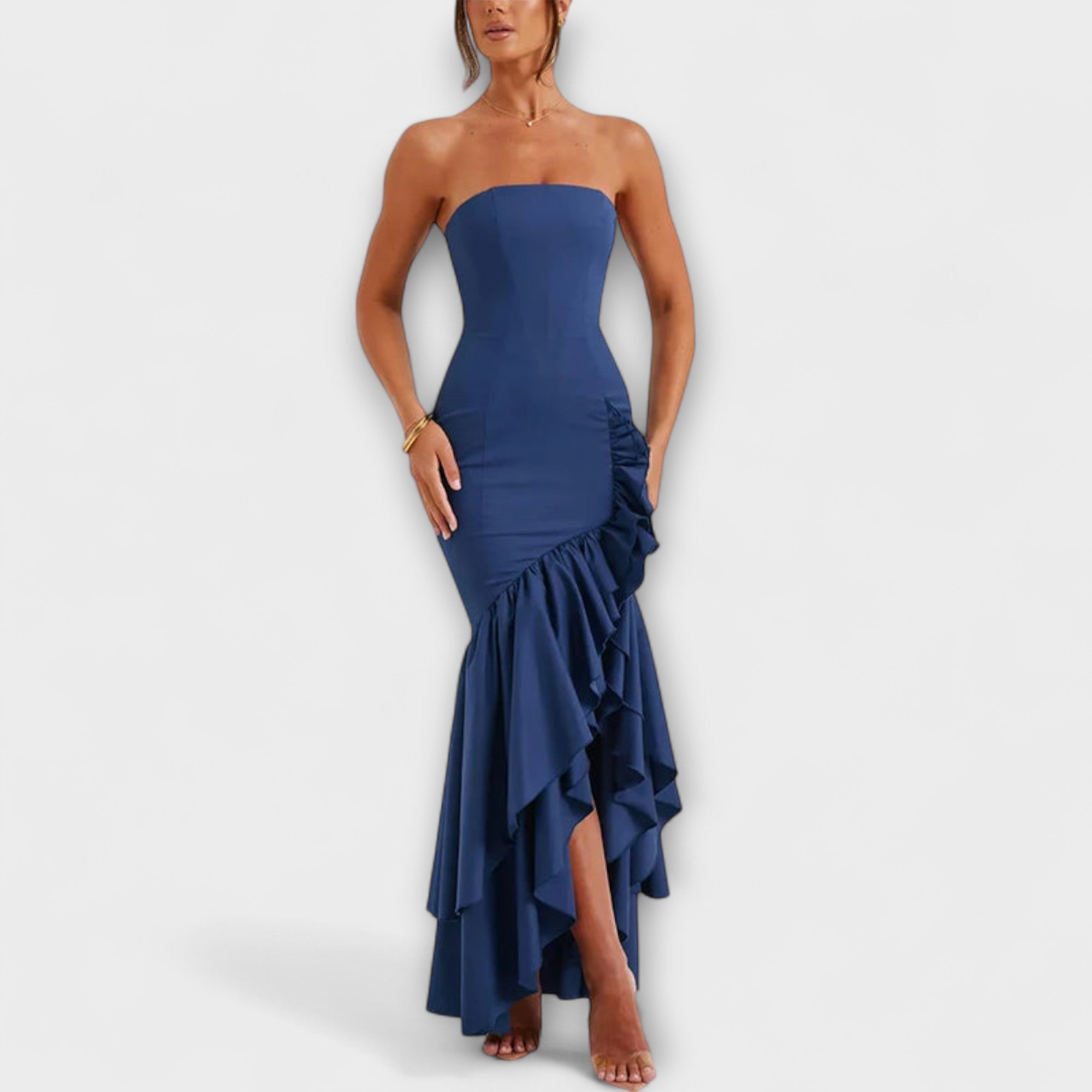 Schulterfreies Maxikleid in Blau mit voluminösen Rüschenschichten am Saum