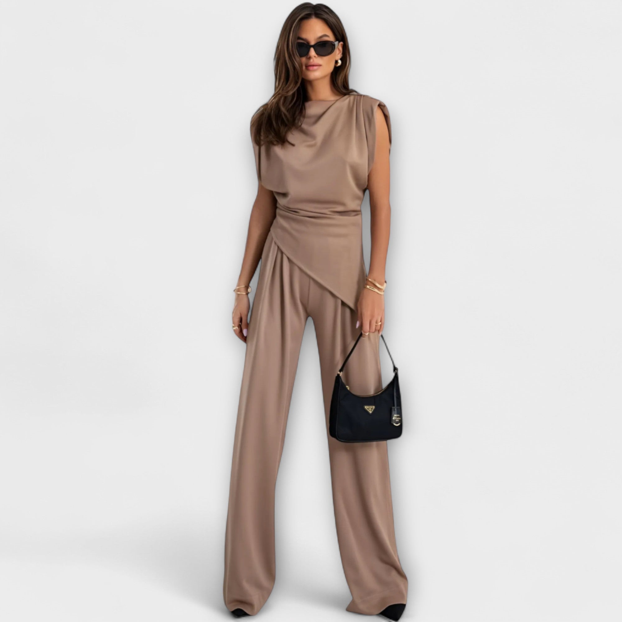Braunes asymmetrisches 2-Teile-Set mit drapierten Schultern und weiter Hose