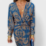 Elegantes Kleid mit langen Ärmeln, blau mit goldfarbenem Paisley-Muster, vorn geknotet