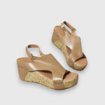 Vintage Plateau-Sandalen mit breiten Riemen, Nieten und Kork-Optiksohle, beige/goldfarben.