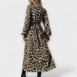 Maxikleid mit Leopardenmuster und langen Ärmeln, geraffter Taille, vorderer Schlitz
