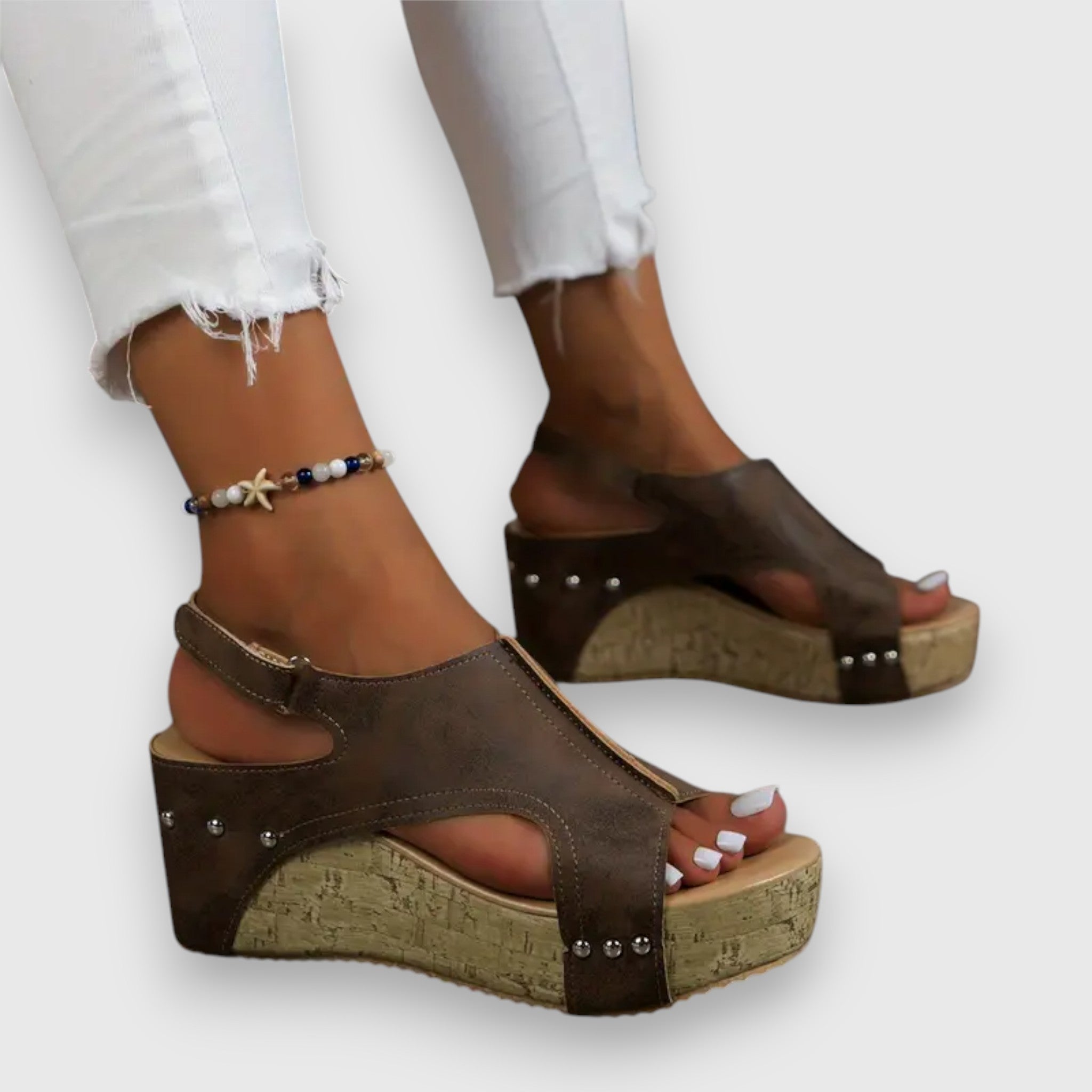 Vintage Plateau-Sandalen mit offenen Zehen, breitem Riemen und Nieten, dunkelbraun.