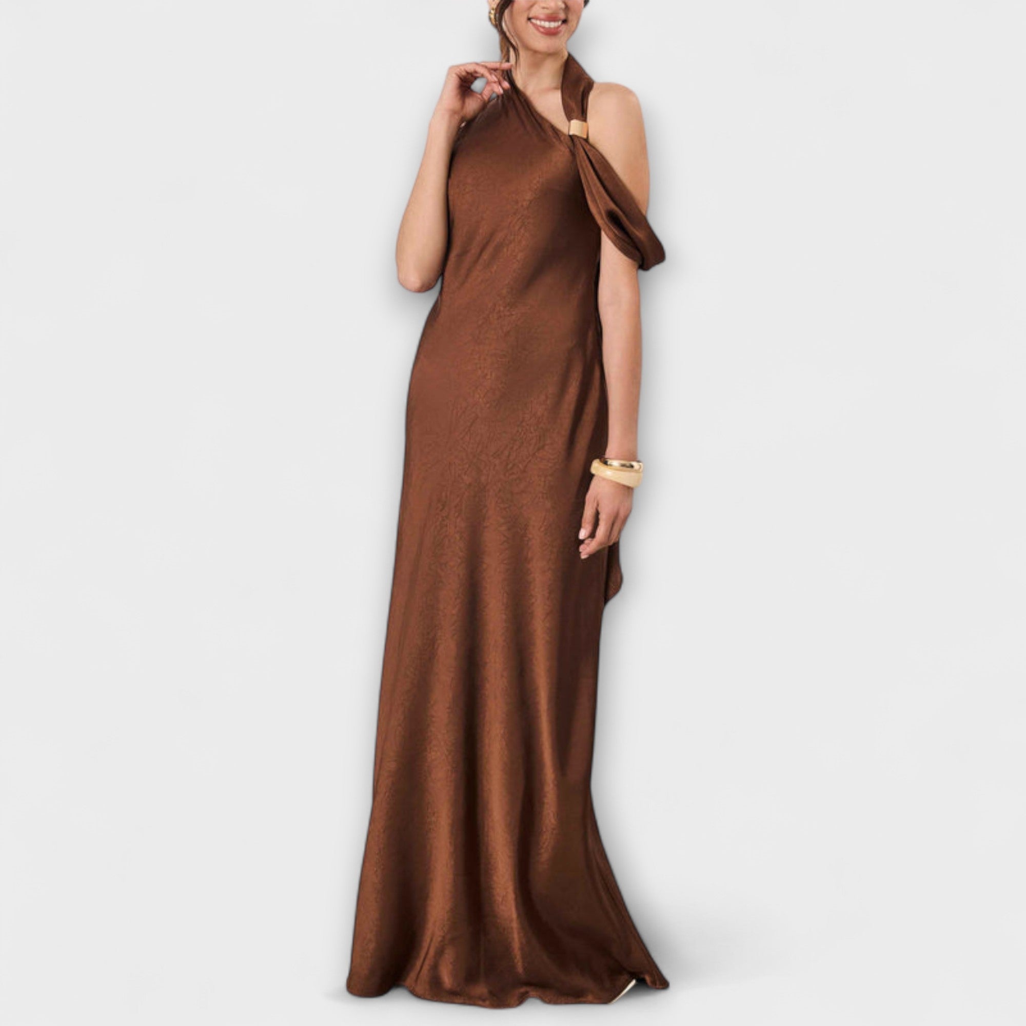 Braunes Satin-Maxikleid mit Halfterträgern, leicht drapiert, langer Saum