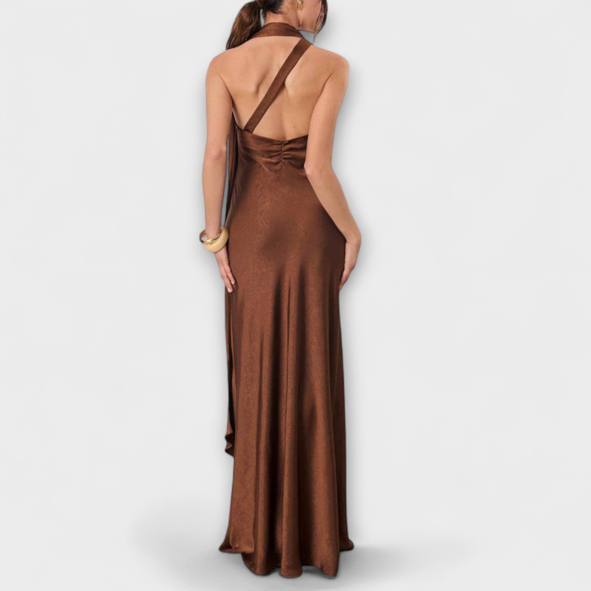 Braunes Satin-Maxikleid mit Rückenausschnitt und gekreuzten Trägern, langer Schnitt