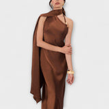 Braunes Satin-Maxikleid mit hohem Halfterkragen, schimmerndem Stoff und drapierten Schultern