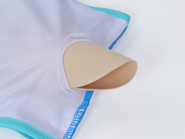 Detailansicht: Innenpolster und Kantennaht am weißen Sport-Bikini mit blauem Besatz