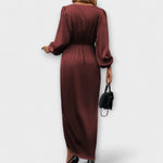 Schokoladenfarbenes Wickelkleid von hinten mit Taillenraffung und langen Ärmeln