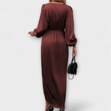 Schokoladenfarbenes Wickelkleid von hinten mit Taillenraffung und langen Ärmeln