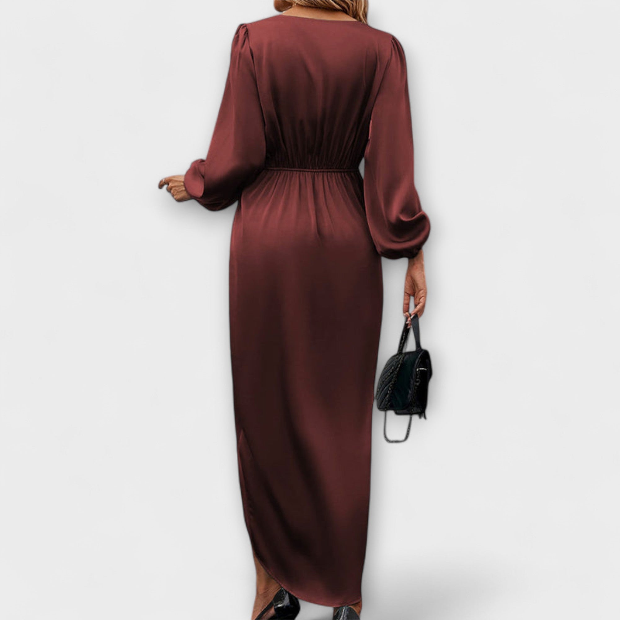 Schokoladenfarbenes Wickelkleid von hinten mit Taillenraffung und langen Ärmeln