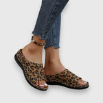 Flache Leoparden-Sandalen mit offenen Zehen und durchgehendem Riemen