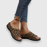 Flache Leoparden-Sandalen mit offenen Zehen und durchgehendem Riemen