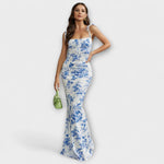 Langes Abendkleid mit gebundenen Trägern, weiß-blauer Blumenprint, gerafftes Dekolleté