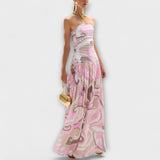 Pastellfarbenes schulterfreies Maxikleid mit abstraktem Druck, tailliertem Schnitt und Falten