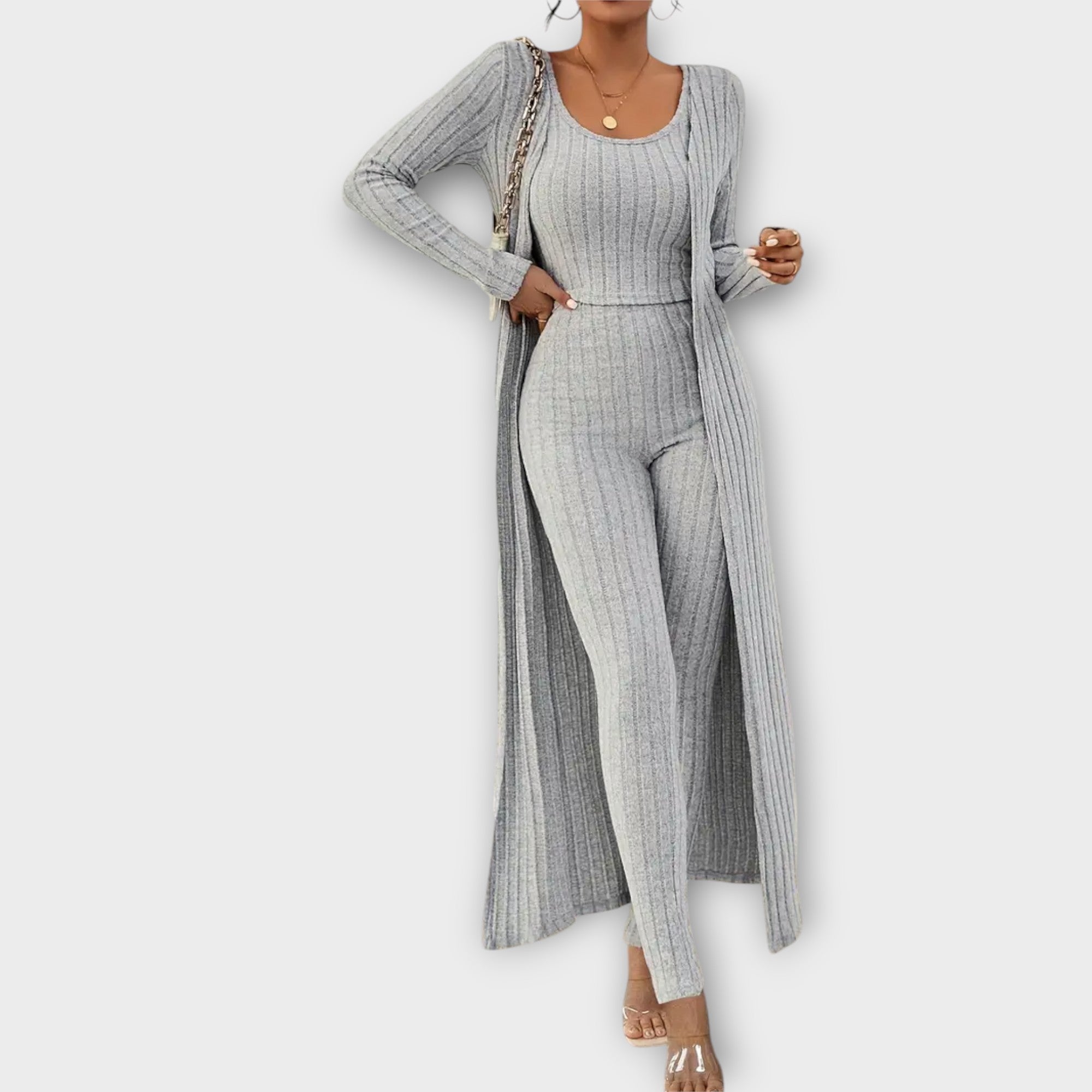 Dreiteiliges Strickset: langärmliger Oberteil, Hose und langer offener Cardigan, hellgrau