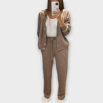 Taupefarbenes Cardigan-Set mit Knopfleiste und Kordelzughose
