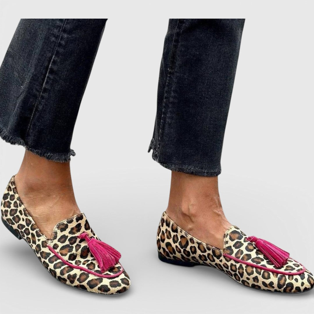 Flache Ballerinas mit Leopardenmuster, pinkem Zierband und Quastdetail