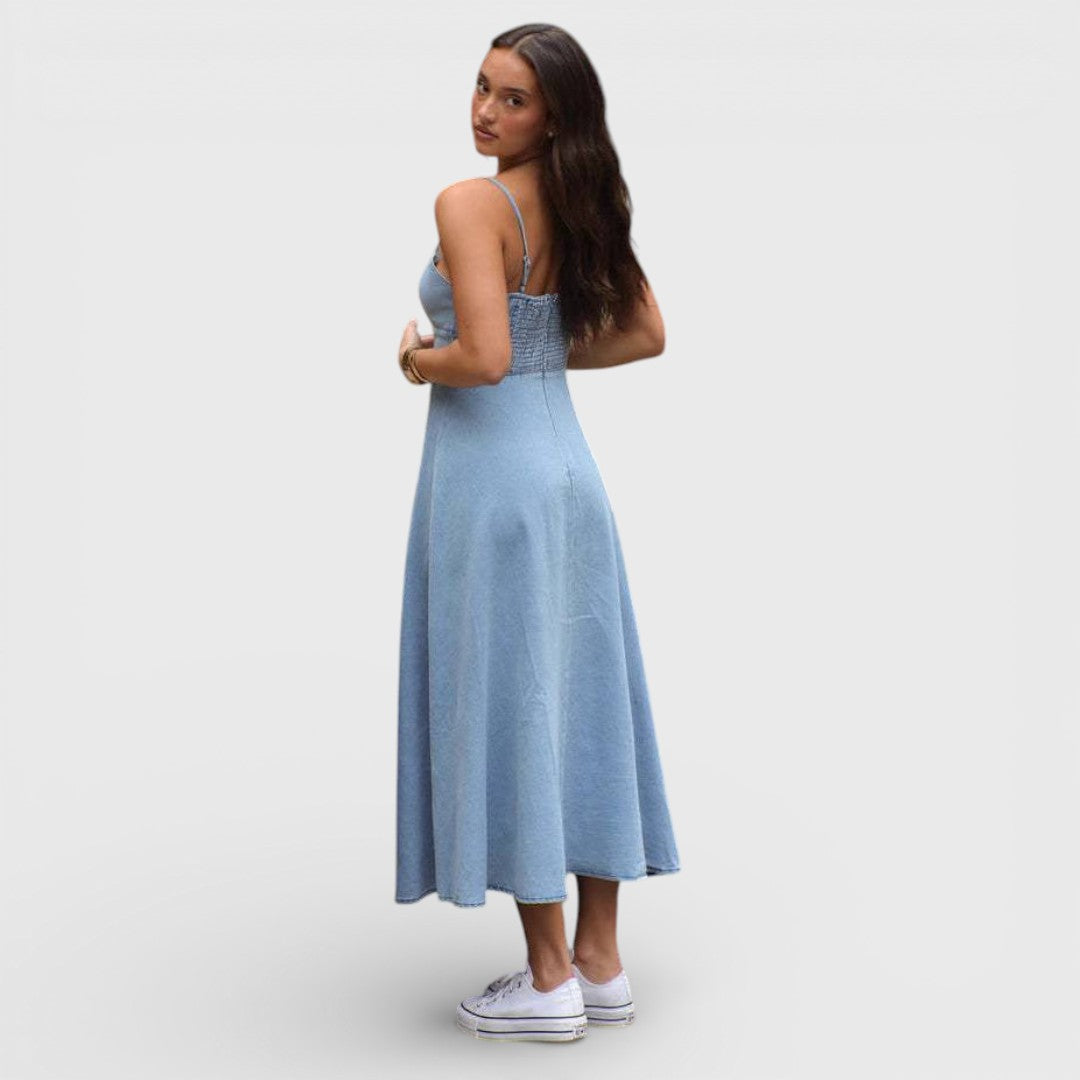 Jeansblaues Kleid mit schmalen Trägern, ausgestellter Rock, seitliche Ansicht