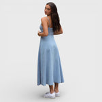 Jeansblaues Kleid mit schmalen Trägern, ausgestellter Rock, seitliche Ansicht