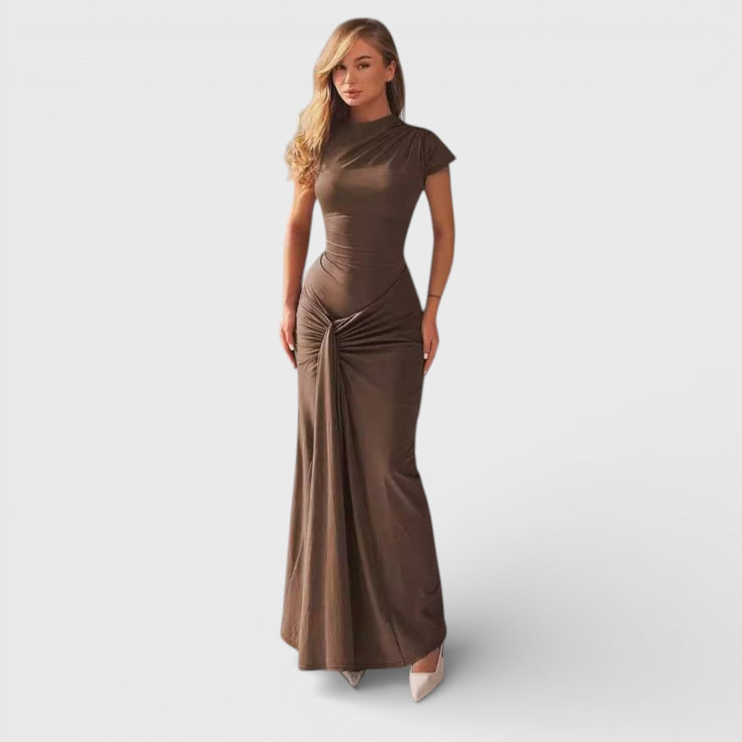 Elara Maxikleid, braun, drapiertes Vorderteil, kurzärmlig, geraffte Taille, bodenlang