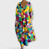 Langes Kleid mit V-Ausschnitt, 3/4-Ärmeln und mehrfarbigem Karomuster mit Punkten.