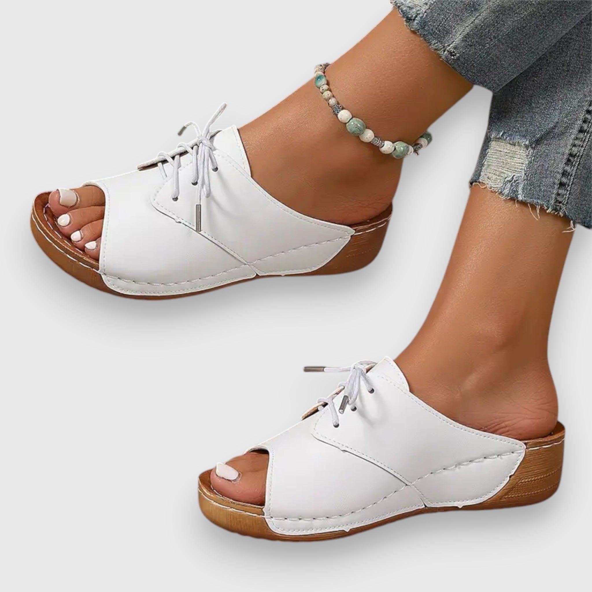 Vintage Stil Sandalen in Weiß, offene Zehen, seitliche Nahtlinien, Schnürung, braune Sohle