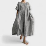 Graues, gestreiftes langes Kleid, kurzarm, weit fallender Schnitt