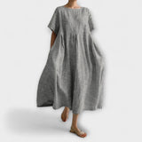 Graues, gestreiftes langes Kleid, kurzarm, weit fallender Schnitt