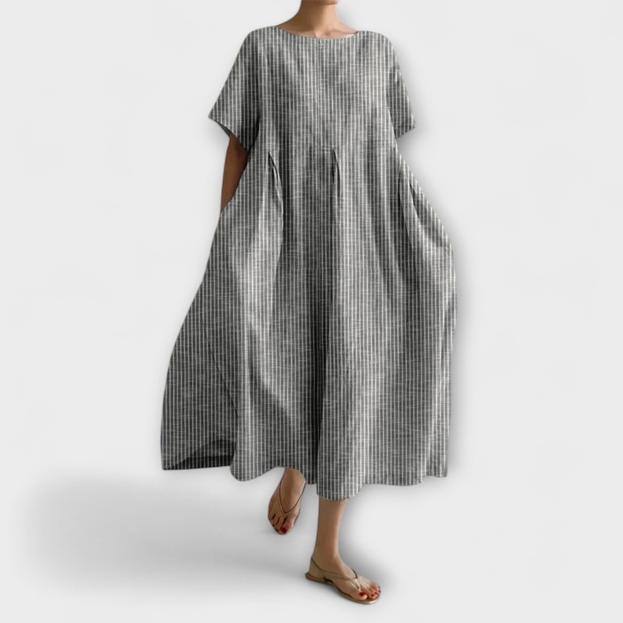 Graues, gestreiftes langes Kleid, kurzarm, weit fallender Schnitt