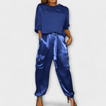 Zweiteiliges Set: blaues Satin-Top und Jogginghose mit Bindegürtel, Taschen