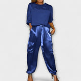Zweiteiliges Set: blaues Satin-Top und Jogginghose mit Bindegürtel, Taschen