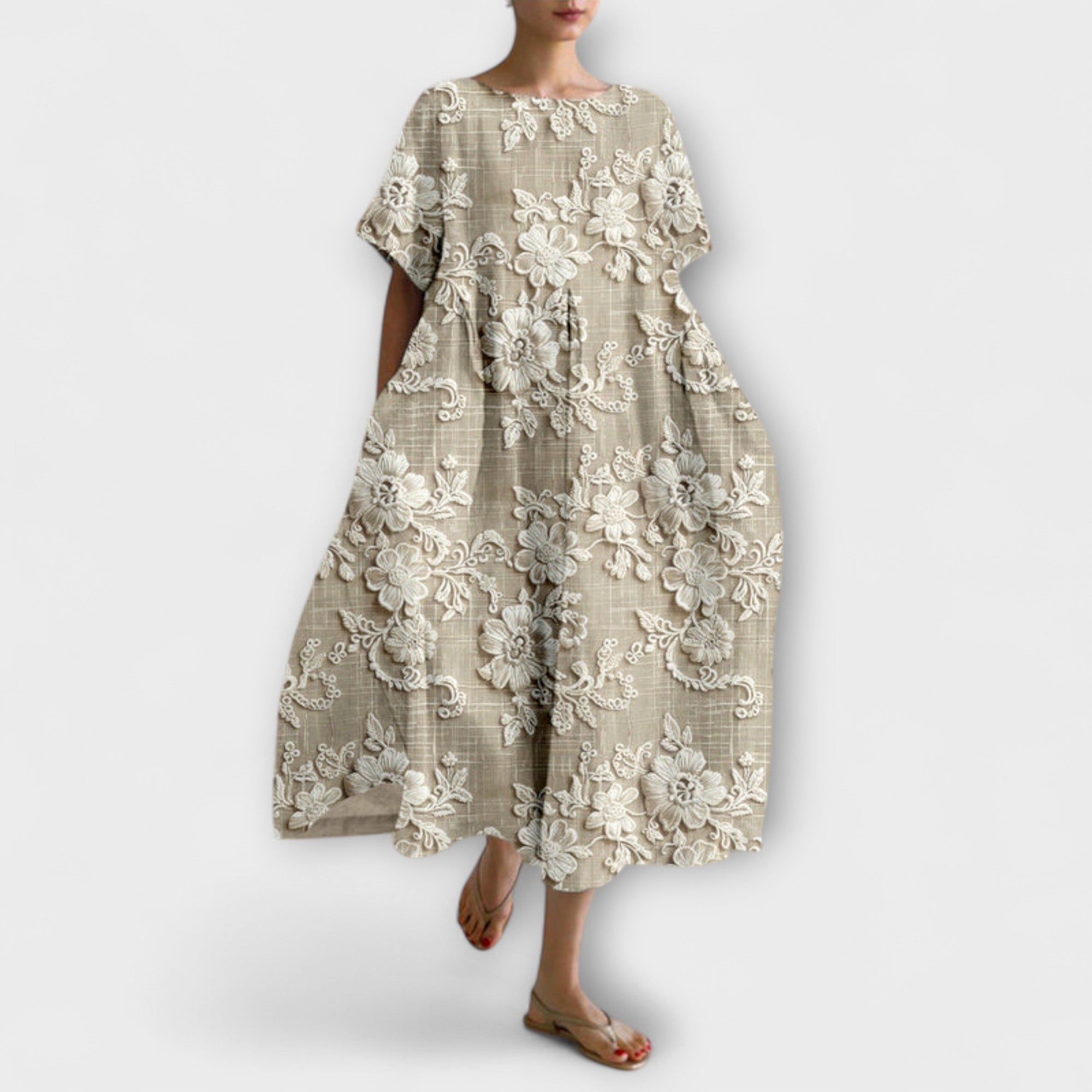 Kleid mit Blumenmuster, beiger Stoff mit applizierten weißen Blüten, locker fallend