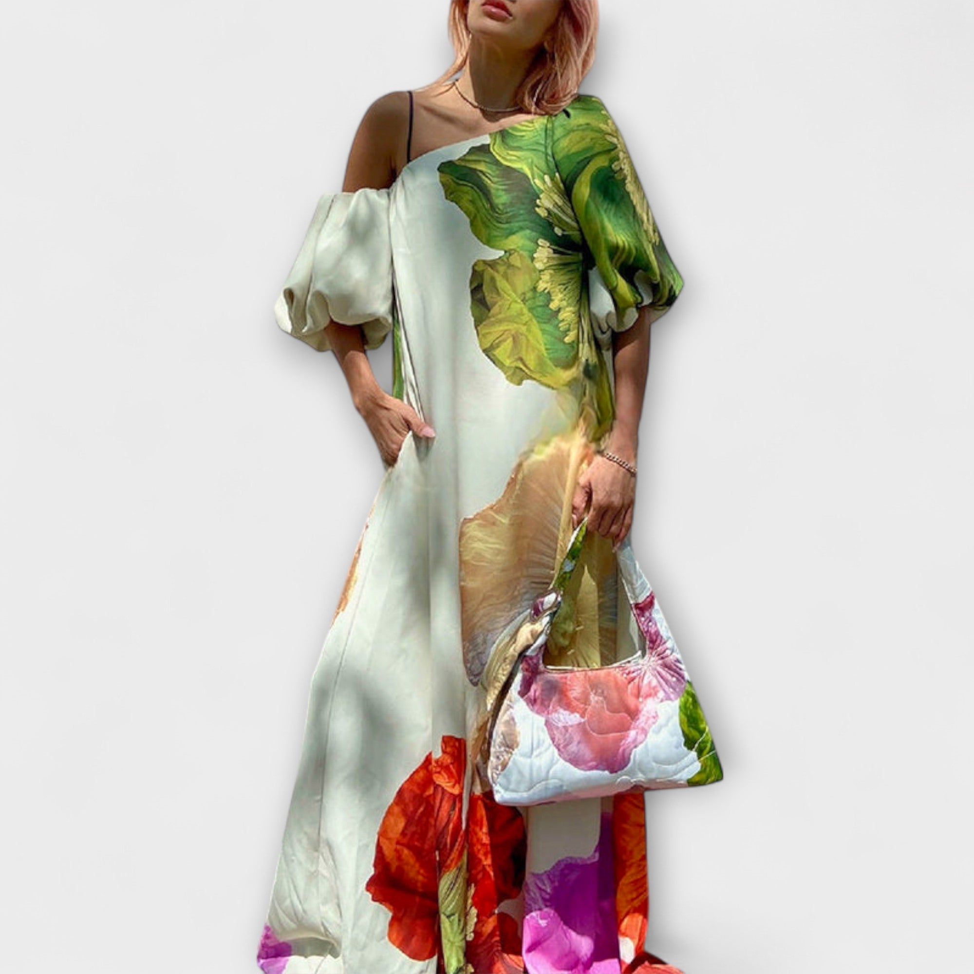 Maxikleid mit Blumendruck, schrägem Ausschnitt und Puffärmeln, creme mit grünen und pinken Motiven.