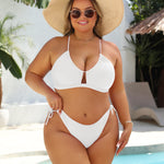 Weißes verstellbares Bikini-Set mit Ausschnitt am Oberteil und seitlichen Bindebändern