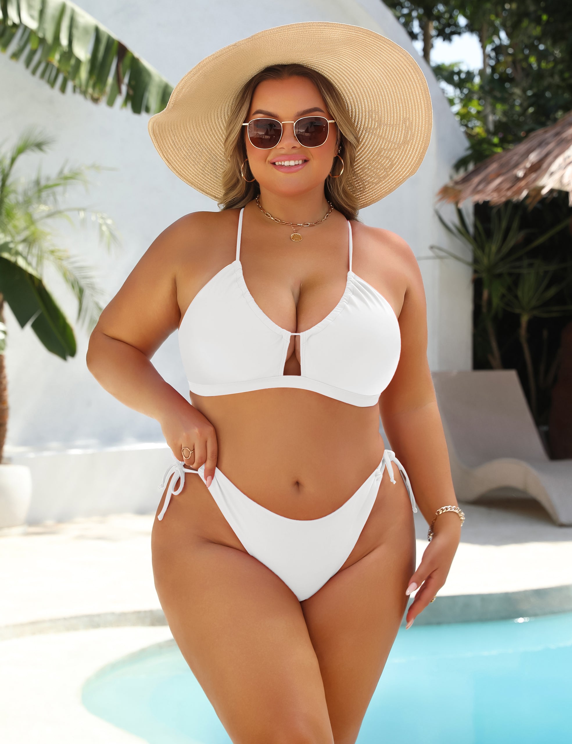 Weißes verstellbares Bikini-Set mit Ausschnitt am Oberteil und seitlichen Bindebändern