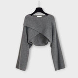 Gemütlicher Dreiteiler: grauer Cropped-Cardigan mit gerafftem Überwurf und langen Ärmeln