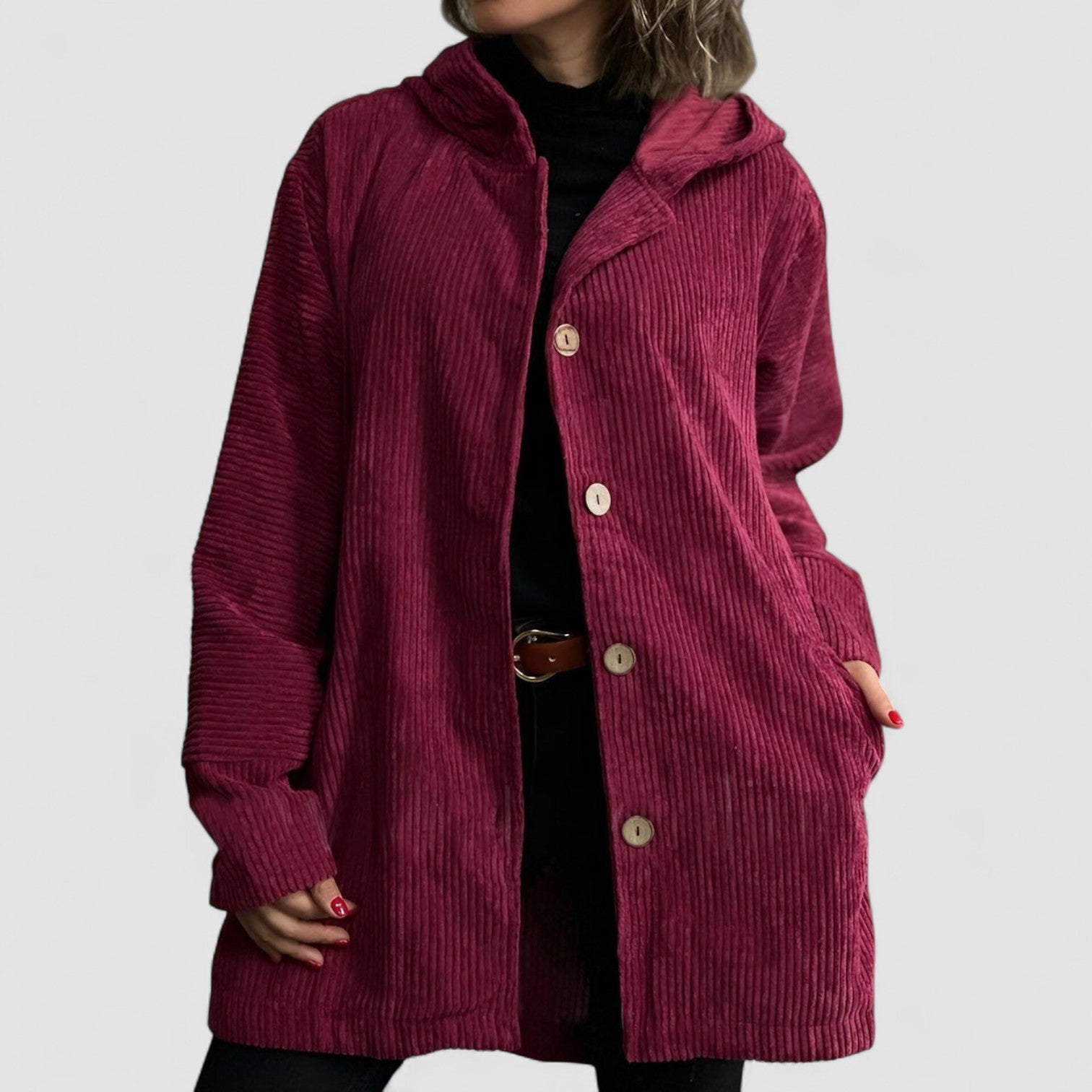 Cordjacke mit Kapuze, bordeauxrot, Knopfleiste und aufgesetzten Taschen