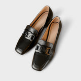 Schwarze Hausschuhe/Slipper mit Zierschlaufe vorne und brauner Innensohle