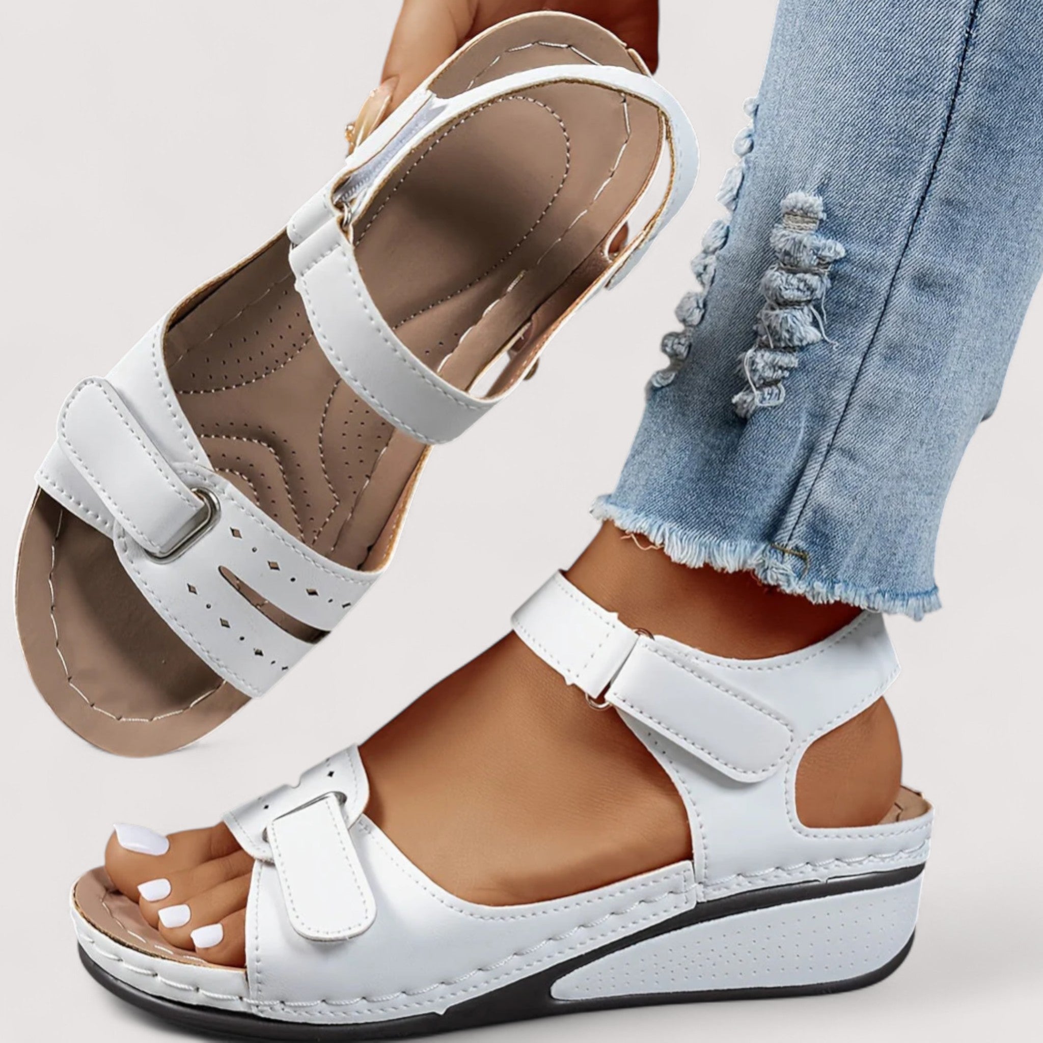 Bequeme Sandalen in Weiß mit Klettriemen und gepolsterter, profilierter Sohle