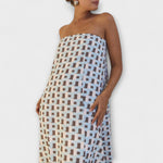 Trägerloses Bandeau-Maxi-Kleid mit geometrischem Würfelmuster in Beige und Blau