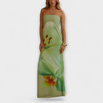 Zephyra Off-Shoulder Bandeau-Maxikleid in hellgrün mit bunten Blumen und Blättern