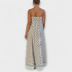 Rückenansicht: Trägerloses Bandeau-Maxi-Kleid mit geometrischem Muster in Beige und Blau