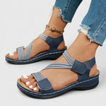 Orthopädische Sandalen mit dunkelblauen Riemen und Klettverschluss, offene Zehen