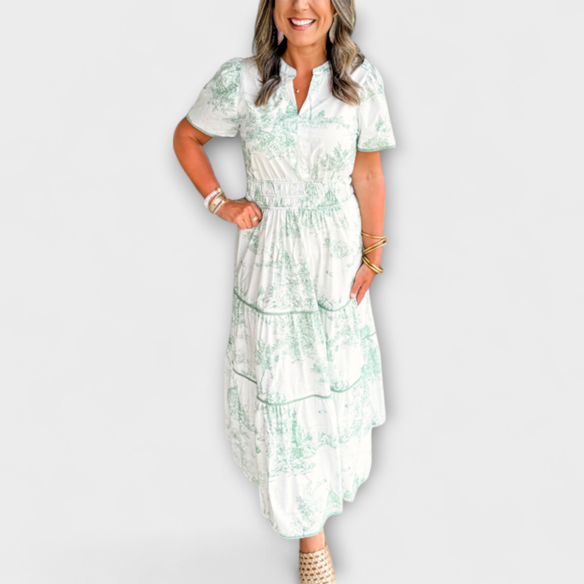 Maxi-Kleid mit kurzen Ärmeln, V-Ausschnitt und Volants, hellgrüner Musterprint auf Creme