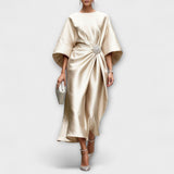 Langkleid aus schimmerndem Satin in Beige, drapiert mit Schmuckbrosche vorn
