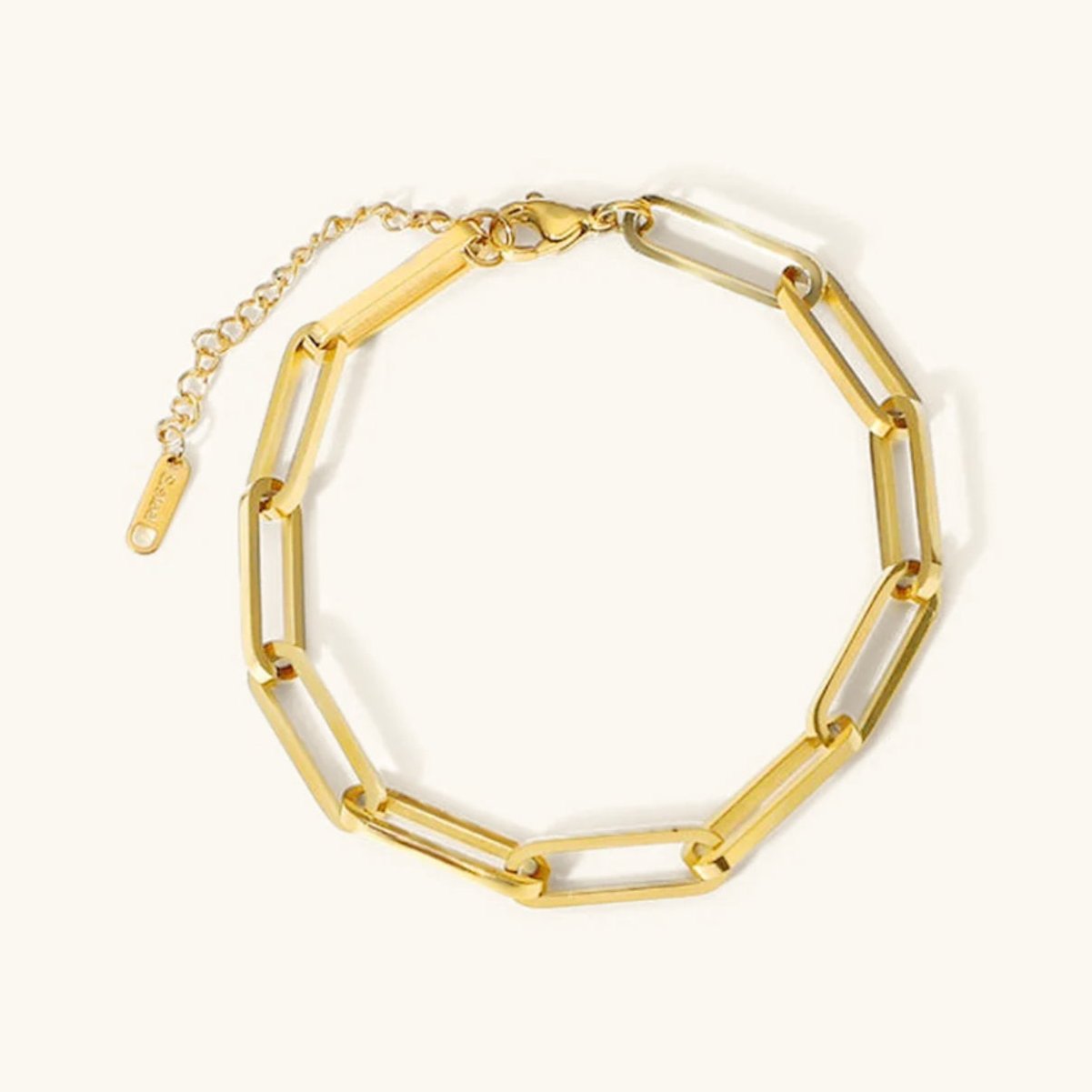 Goldenes Armband mit überlagerten Gliederketten und Karabinerverschluss