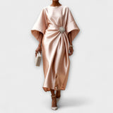 Langkleid aus schimmerndem Satin in Beige, drapiert mit Schmuckbrosche vorn