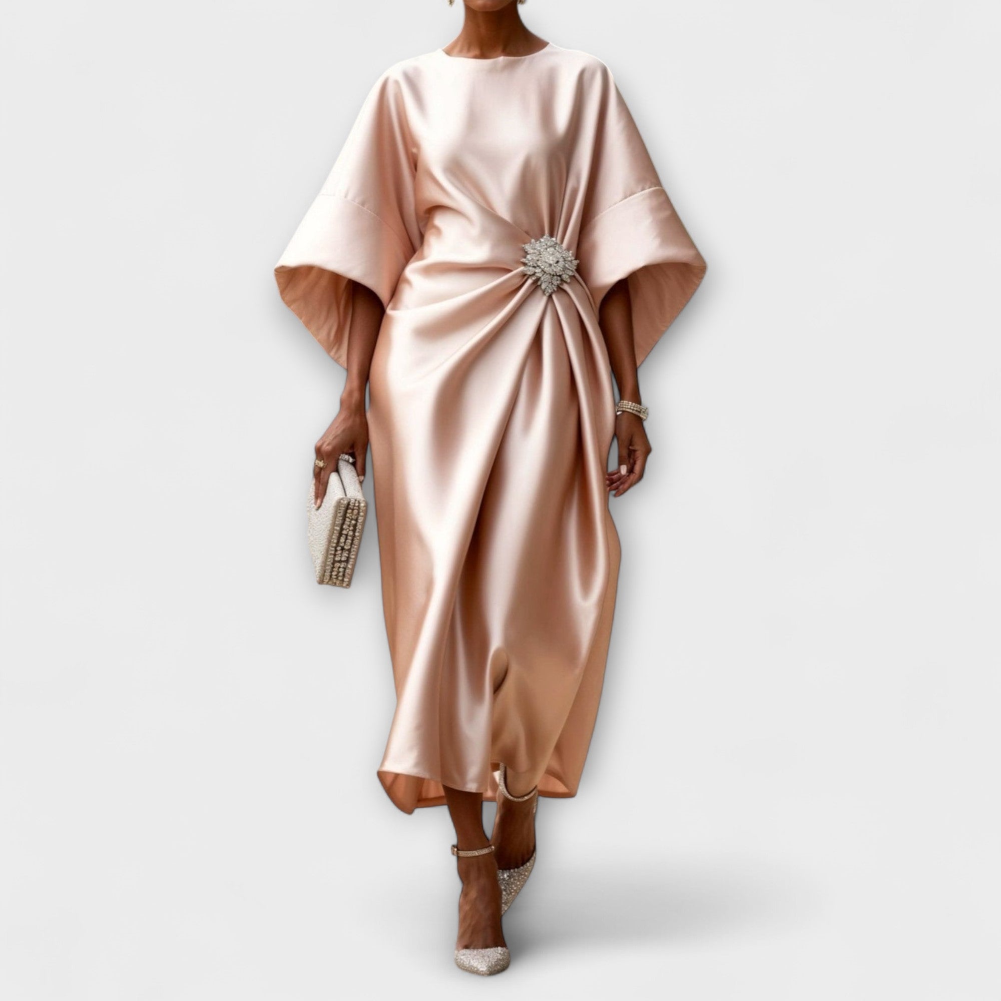 Langkleid aus schimmerndem Satin in Beige, drapiert mit Schmuckbrosche vorn