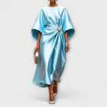 Langkleid aus schimmerndem Satin in Himmelblau, drapiert mit Schmuckbrosche vorn