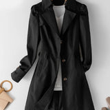 Schwarzer Windbreaker mit Reverskragen, Knopfleiste und aufgesetzten Taschen